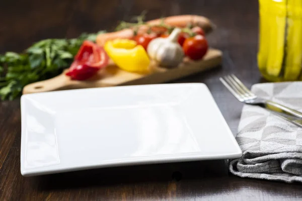 Empty White Plate Wooden Table Vegetables Background — Stock Photo, Image