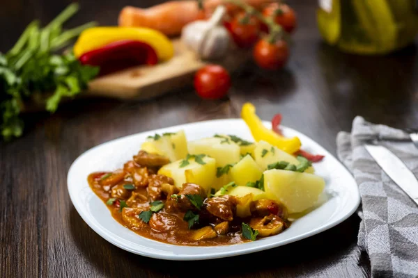 Goulash Porco Servido Com Batatas Cozidas Temperado Com Ervas Frescas — Fotografia de Stock