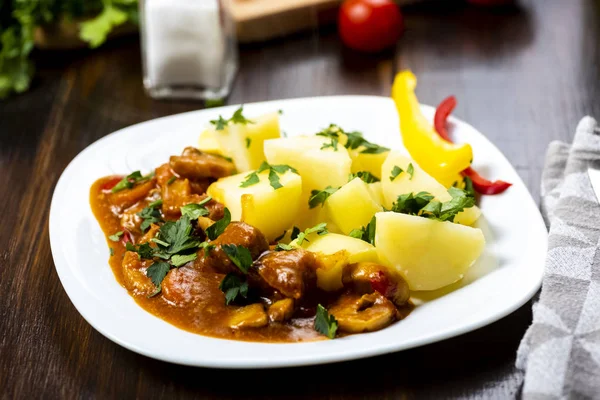 Goulash Porco Servido Com Batatas Cozidas Temperado Com Ervas Frescas — Fotografia de Stock