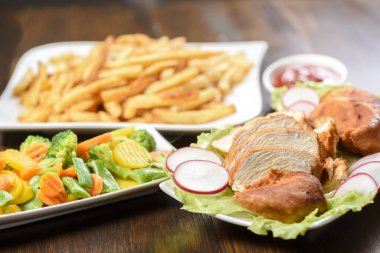 kavrulmuş tavuk fileto sebze ile devam eder.