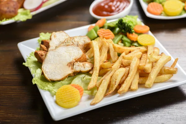 Filete Pollo Asado Servido Con Verduras — Foto de Stock