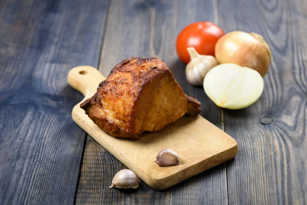 Lomo Cerdo Asado Con Especias Ajo Cebolla Tomate Albahaca —  Fotos de Stock