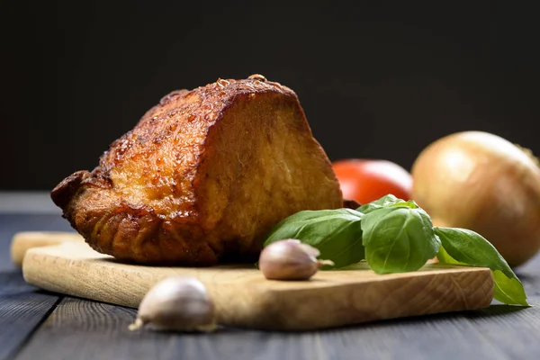 Lomo Cerdo Asado Con Especias Ajo Cebolla Tomate Albahaca — Foto de Stock