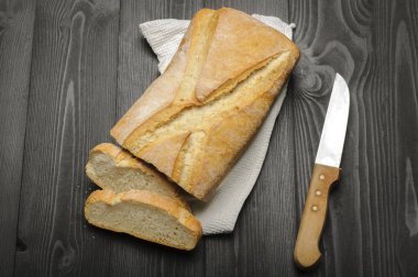 küçük bir somun ekmek - iki parça kesmek