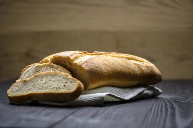 küçük bir somun ekmek - iki parça kesmek