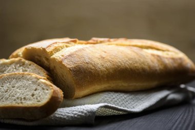 küçük bir somun ekmek - iki parça kesmek