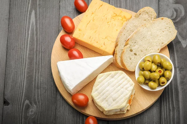 Una Pequeña Tabla Queso Con Aderezos —  Fotos de Stock