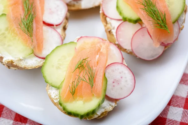 Leckeres Frühstück Kleine Sandwiches Mit Lachs Auf Gemüse — Stockfoto