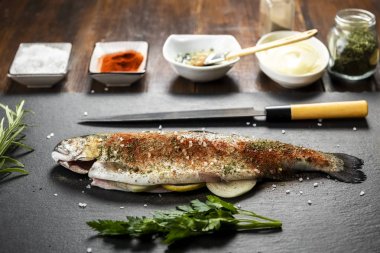 İçin belgili tanımlık tatil - ızgara Alabalık Balık hazırlamak