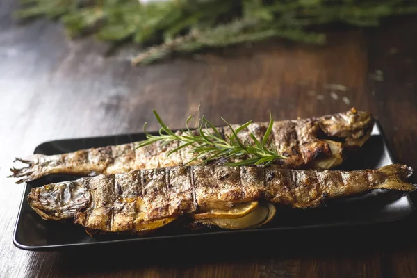 Gegrilde Forel Gevuld Met Groenten Zwarte Plaat — Stockfoto