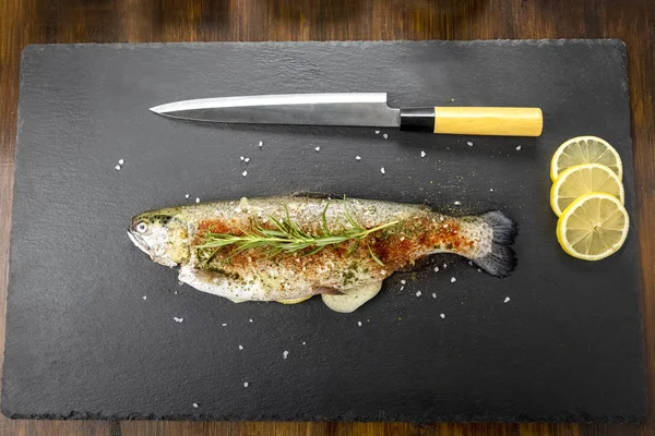 Voorbereiding Van Vis Voor Feestdagen Gegrilde Forel — Stockfoto