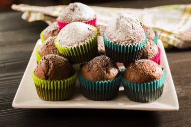 Çikolatalı kek ile krema şeker beyaz tabakta serpilir