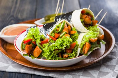 Et ve sebze salatalık ve Marine mantar çevrili ile ekmeği