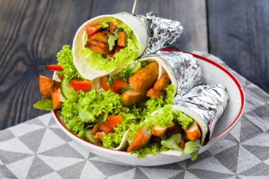 Et ve sebze salatalık ve Marine mantar çevrili ile ekmeği