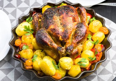 Kızartma tavuk patates ve diğer sebzeler ile