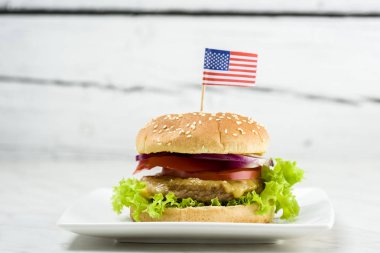 Amerikan çizburgeri hızlı ve lezzetli breakfast beyaz arka plan üzerinde