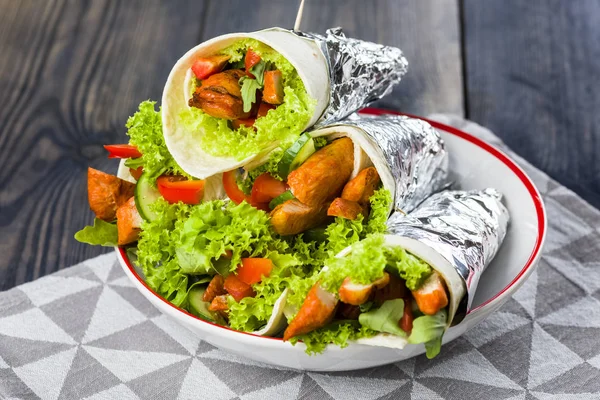 Et ve sebze salatalık ve Marine mantar çevrili ile ekmeği