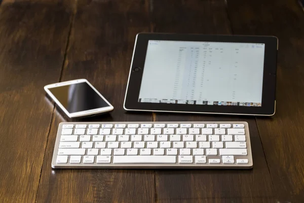 Oficina Móvil Teléfono Tableta Teclado Inalámbrico —  Fotos de Stock