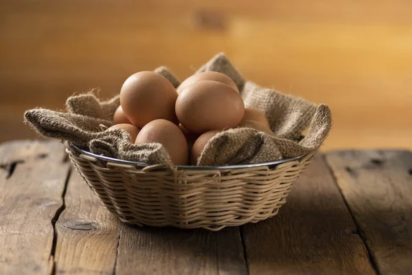 Ovos Uma Cesta Uma Mesa Madeira Uma Fazenda Agroturismo — Fotografia de Stock