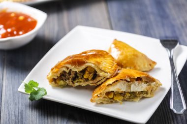 Empanada - bir tabak Güney Amerika mutfağı - et ve sebzeyle doldurulmuş hamur tatlısı