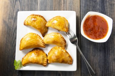 Empanada - bir tabak Güney Amerika mutfağı - et ve sebzeyle doldurulmuş hamur tatlısı