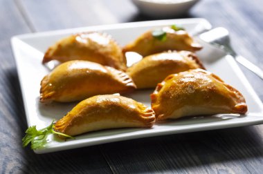 Empanada - bir tabak Güney Amerika mutfağı - et ve sebzeyle doldurulmuş hamur tatlısı