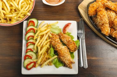 patates kızartması ve soslu tavuk şeritler