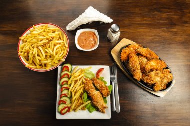 patates kızartması ve soslu tavuk şeritler