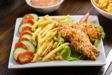 patates kızartması ve soslu tavuk şeritler