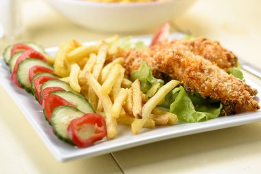 patates kızartması ve soslu tavuk şeritler