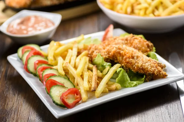 Kip Stroken Met Frietjes Saus — Stockfoto