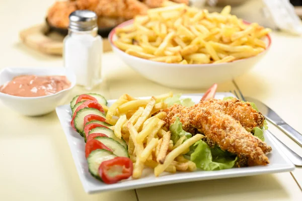 Tiras Frango Com Batatas Fritas Molho — Fotografia de Stock