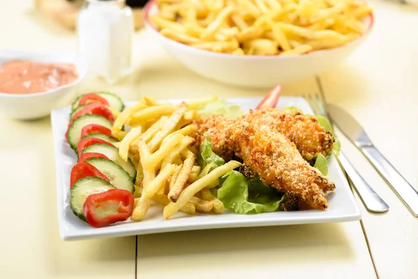 Kyckling Remsor Med Pommes Frites Och Sås — Stockfoto