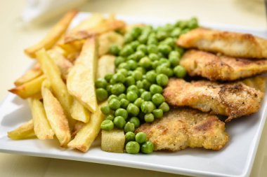 Balık ve patates kızartması - İngiliz barlarından sıklıkla kullanılan yiyecekler