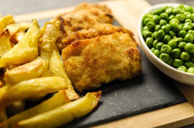 Balık ve patates kızartması - İngiliz barlarından sıklıkla kullanılan yiyecekler