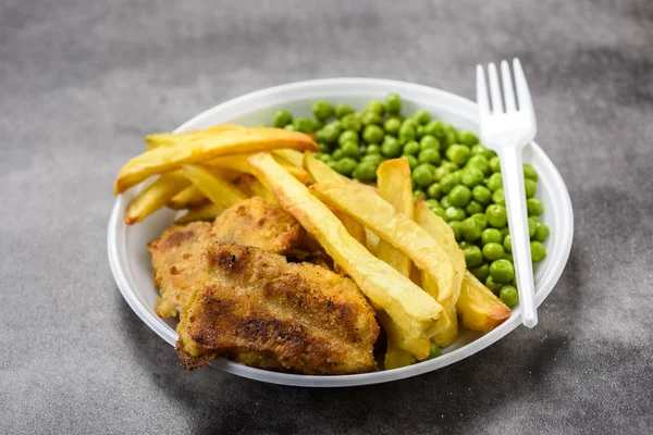 鱼和薯片 常用英国酒馆的食物 — 图库照片