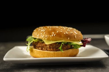 Susam et, peynir ve marul ile breadcrumbed