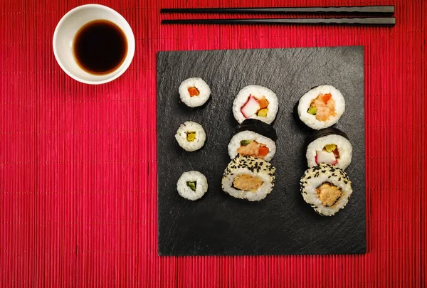 Sushi Vis Met Rijst Toppings Geserveerd Een Stenen Plaat — Stockfoto