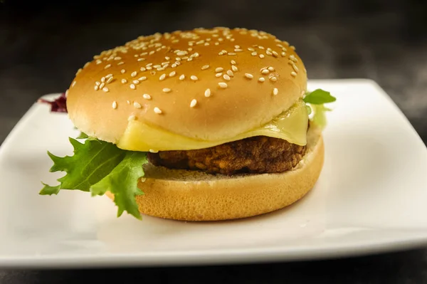 Pan Rallado Con Semillas Sésamo Con Carne Queso Lechuga —  Fotos de Stock