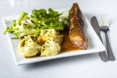 soğan soslu patates püresi ve marul ile tepesinde bir biftek