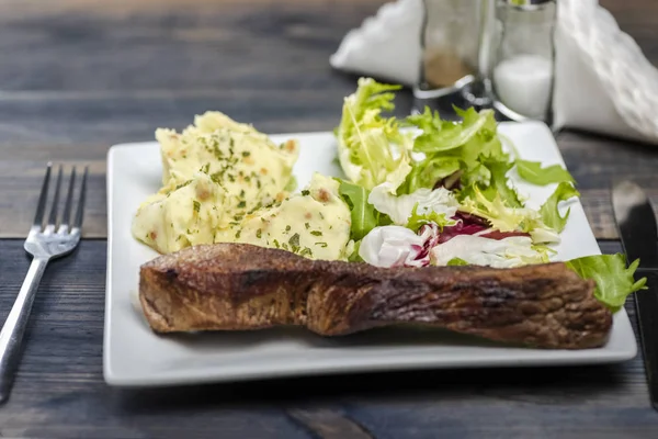 Filete Ternera Con Puré Papas Mezcla Lechuga — Foto de Stock