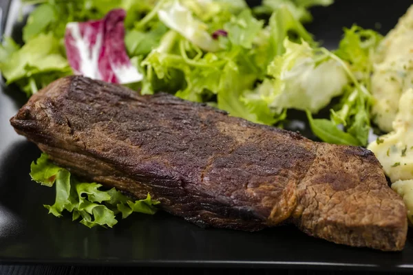 Filete Ternera Con Puré Papas Mezcla Lechuga — Foto de Stock