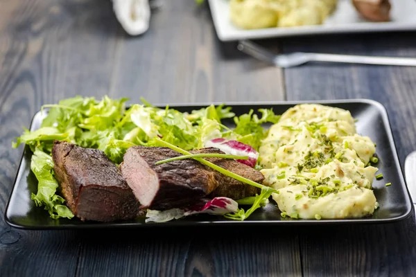 Filete Ternera Con Puré Papas Mezcla Lechuga — Foto de Stock