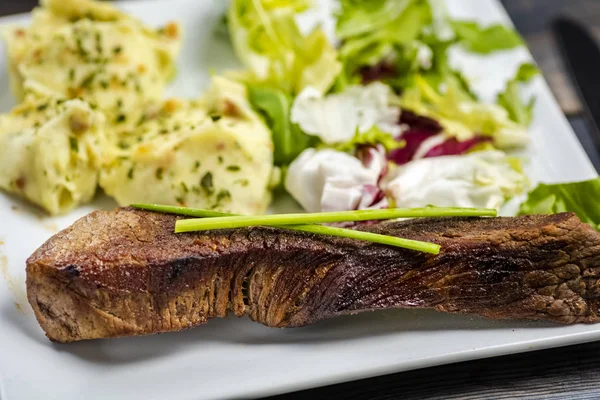 Steak Bœuf Avec Purée Pommes Terre Mélange Laitue — Photo