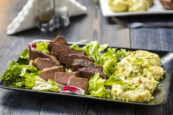 Filete Ternera Con Puré Papas Mezcla Lechuga — Foto de Stock