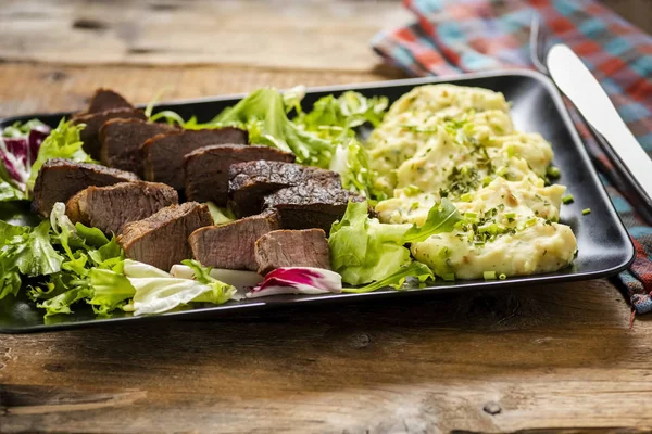 Filete Ternera Con Puré Papas Mezcla Lechuga — Foto de Stock