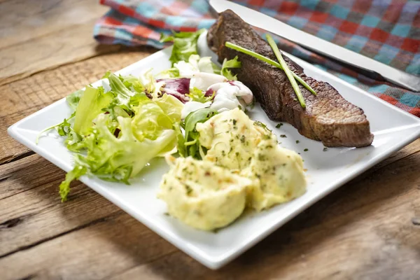 Filete Ternera Con Puré Papas Mezcla Lechuga — Foto de Stock