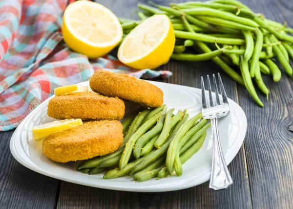 Hamburguesas Pescado Servidas Con Brotes Judías Verdes — Foto de Stock