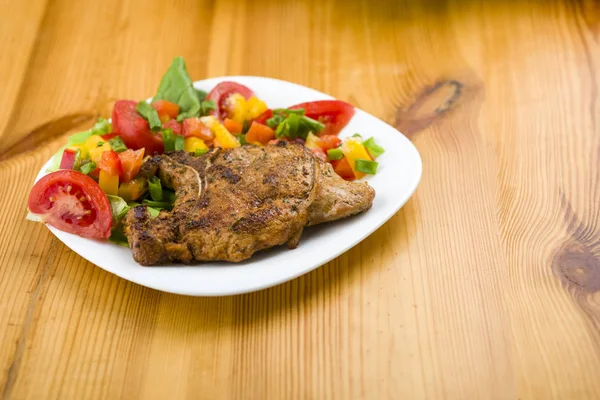 Chuleta Cerdo Asada Con Hueso Servido Con Verduras —  Fotos de Stock