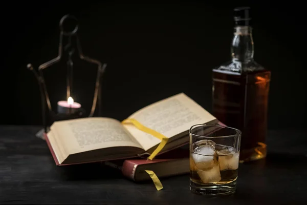 Bir Bardak Viski Iyi Bir Kitap Rahatlama Zamanı Eski Tarz — Stok fotoğraf